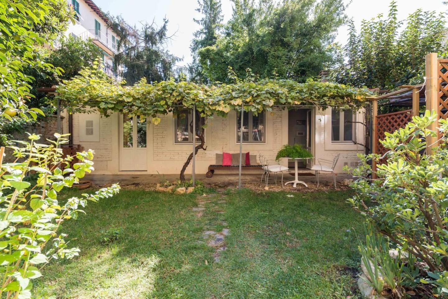 Boutique Apartment With Private Rooms And Garden Oasis Флоренция Екстериор снимка